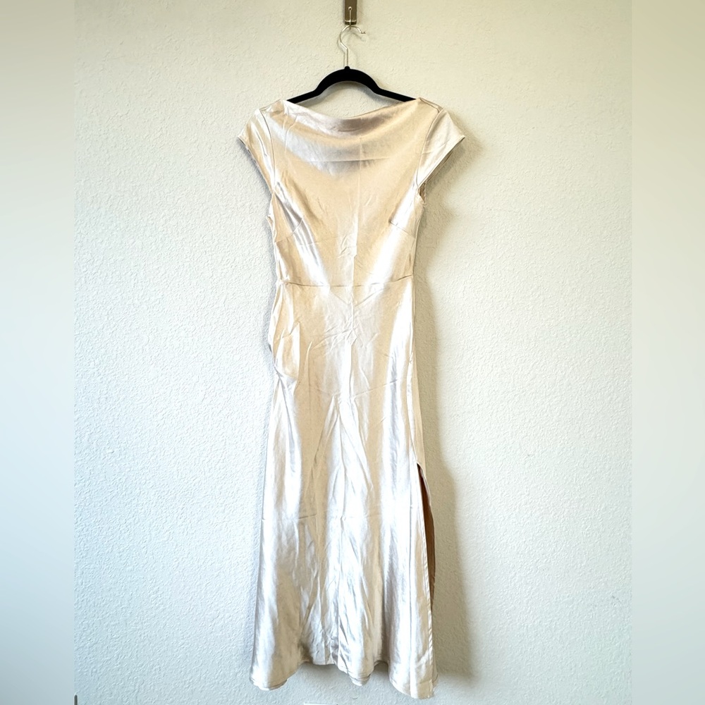 Stunning white ivory midi dress with open back size 6 Billy J